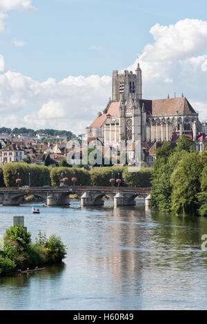 Une vue de la ville d'Auxerre, montrant le Pont Paul Bert et la cathédrale de Saint Etienne à Auxerre Banque D'Images