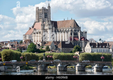 Une vue de la ville d'Auxerre, montrant le Pont Paul Bert et la cathédrale de Saint Etienne à Auxerre Banque D'Images