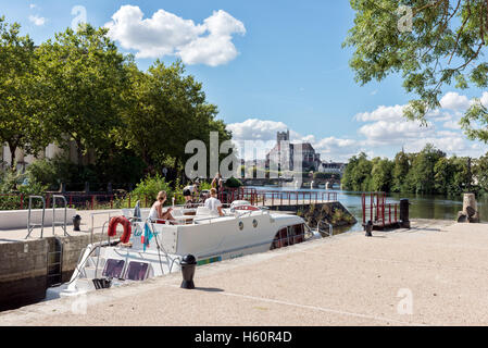 Les touristes sur un bateau la négociation d'un verrou sur l'Yonne à Auxerre, Bourgogne, France Banque D'Images