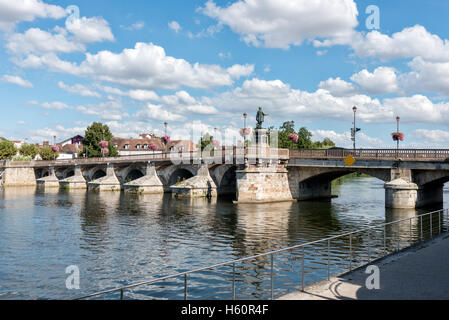 Le pont, pont Paul Bert dans l'Yonne à Auxerre, Bourgogne, France sous le soleil d'été Banque D'Images