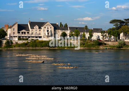 Hôtel Mercure. Loire et Pont Cessart à Saumur, commune française située dans le Maine-et-Loire, Pays de la Loire en nous Banque D'Images