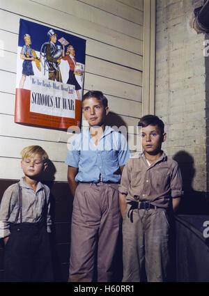 Trois écoliers ruraux, San Augustine County, Texas, USA, John Vachon pour l'Office of War Information, Avril 1943 Banque D'Images