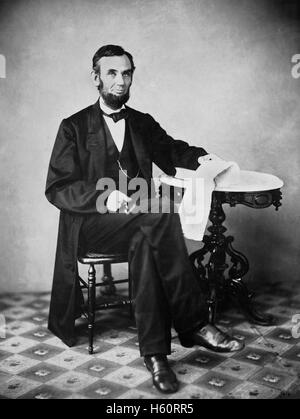 Le président américain Abraham Lincoln, Portrait, assis à côté de Table, Washington DC, USA, par Alexander Gardner, Août 1863 Banque D'Images