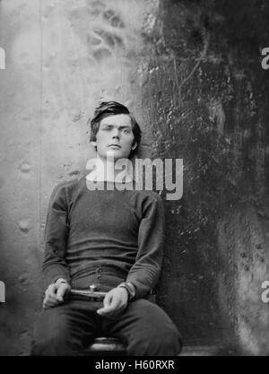 Lewis Powell, également connu sous le nom de Lewis Payne, attaquant du secrétaire d'Etat américain William H. Seward, et conspirateur en Assassinat du président américain Abraham Lincoln, assis et menottés, Washington Navy Yard, Washington DC, USA, par Alexander Gardner, Avril 1865 Banque D'Images