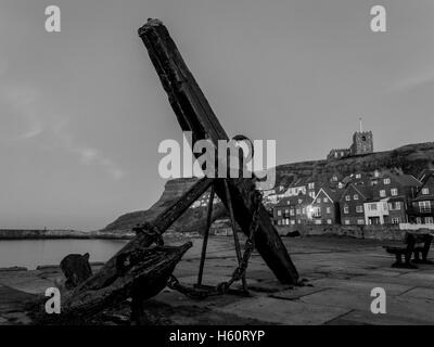 Ancre Monochrome sur Tate Hill Pier Whitby, North Yorkshire au soir Banque D'Images