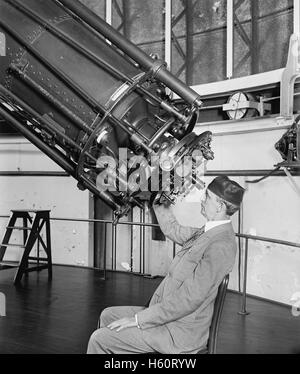 Le professeur S.E. Burton Looking through Telescope, Close-Up, U.S Naval Observatory, Washington DC, USA, National Photo Company, Août 1929 Banque D'Images