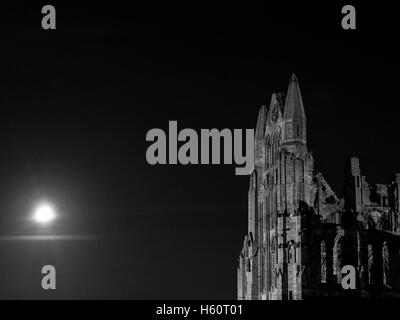 Clair de l'abbaye de Whitby North Yorkshire en noir et blanc Banque D'Images