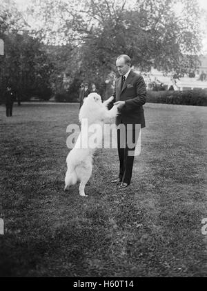 Le président américain Calvin Coolidge avec son chien, Rob Roy, Maison Blanche, Washington DC, USA, National Photo Company, Octobre 1924 Banque D'Images