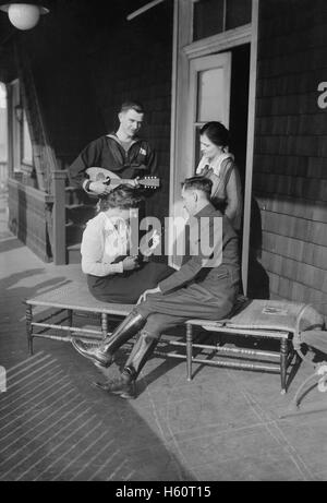 Les soldats sur leur chemin de retour de la première Guerre mondiale avec des femmes jouant des instruments à Canteen, Gould Boathouse, Columbia University, New York City, New York, États-Unis, bain News Service, 1918 Banque D'Images