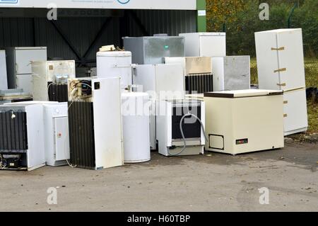 Vieille Femme electroménager utilisateur à se rassembler dans un bureau de tri. Banque D'Images