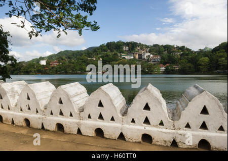 Les nuages Wall (Mur) Walakulu au lac de Kandy, Kandy, Sri Lanka Banque D'Images