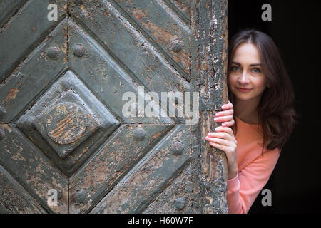 Une fille pose pour le photographe de la vieille Cracovie. Banque D'Images