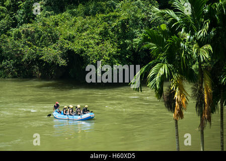 Le rafting sur la rivière Kelani, Kitugala, Sri Lanka Banque D'Images