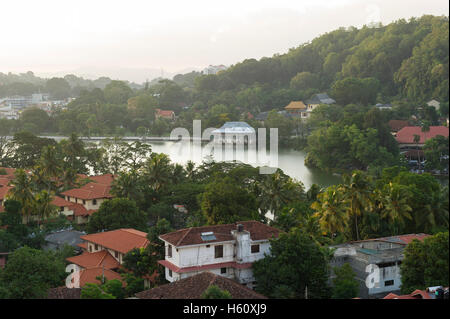 Vue sur le Temple de la Dent à Kandy Lake, Kandy, Sri Lanka Banque D'Images