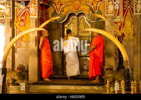 Cérémonie Puja, Temple de la dent, Kandy, Sri Lanka Banque D'Images