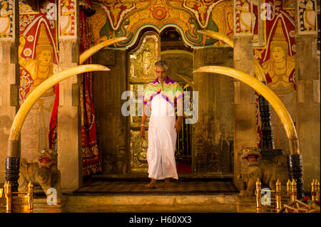 Cérémonie Puja, Temple de la dent, Kandy, Sri Lanka Banque D'Images