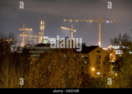 Ponts roulants dans la nuit à Pasila site de construction, Helsinki, Finlande, Europe, UNION EUROPÉENNE Banque D'Images