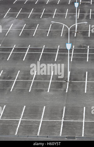 Parking vacant lot avec une marque blanche et lampadaires Banque D'Images