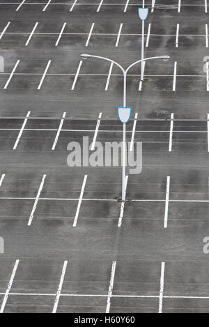 Parking vacant lot avec une marque blanche et lampadaires Banque D'Images