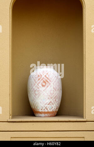 Pot en terre antique sur wall background copie espace concept mobilier Banque D'Images