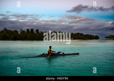 Aitutaki. L'île de Cook. Polynésie française. Océan Pacifique Sud. Le tourisme pratiqué l'aviron à côté de la plage Aitutaki Lagoon Resort & Banque D'Images