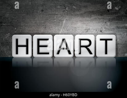 Le mot "Cœur" écrit en blanc contre un dark vintage grunge background. Banque D'Images