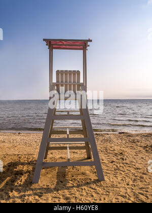 Lifeguard en bois vide post tourné contre la mer avec ciel bleu clair Banque D'Images