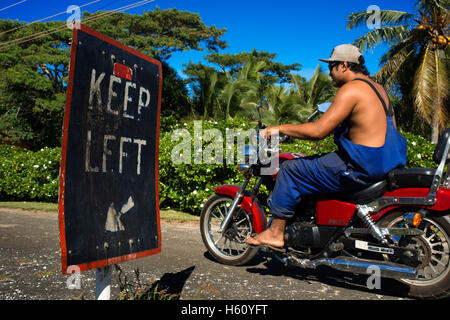 Atiu Island. L'île de Cook. Polynésie française. Océan Pacifique Sud. Un habitant d'Atiu roulant avec son vélo sur les routes de l'île Banque D'Images