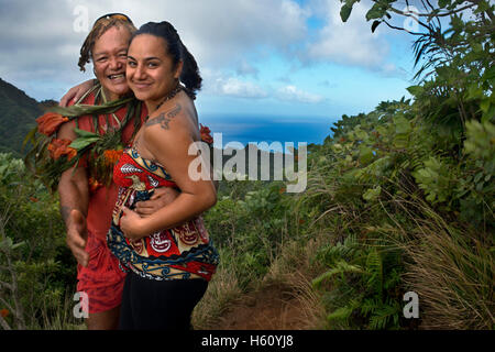 L'île de Rarotonga. L'île de Cook. Polynésie française. Océan Pacifique Sud. Un touriste avec maorí tattoo prend des photos avec Monsieur Pa. dix minu Banque D'Images
