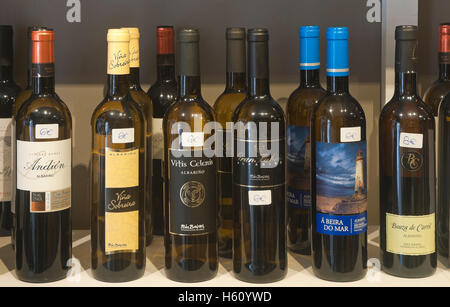 Des bouteilles de vin Albariño galicienne, Sanxenxo, Pontevedra province, région de la Galice, Espagne, Europe Banque D'Images