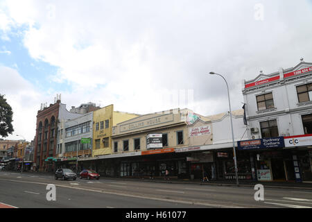 Bâtiments à l'extrémité orientale de la route de Parramatta, Sydney entre Glebe Point Road et de Bay Street. Banque D'Images