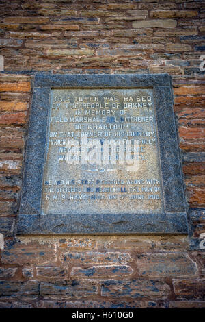 Plaque sur le Kitchener Memorial Tower à Marwick Head, Orkney continentale, Ecosse, Royaume-Uni Banque D'Images