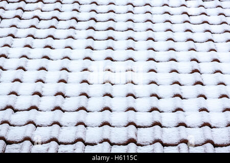 Toit en céramique carrelage texture de fond sous la neige Banque D'Images