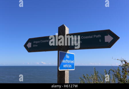 Inscrivez-vous sur Angus chemin côtier en Auchmithie Ecosse Octobre 2016 Banque D'Images