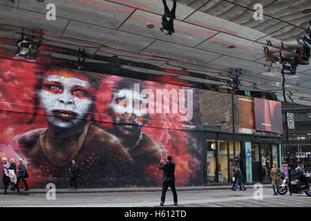 L'homme prend une photo de street art à Shoreditch, London Banque D'Images