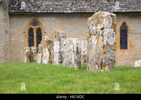 Les pierres tombales sur le cimetière abandonné Banque D'Images