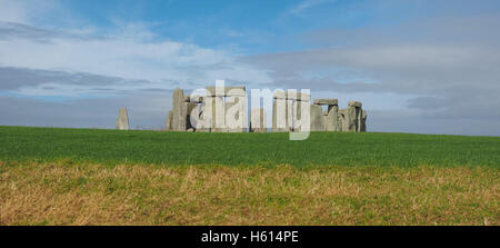 Ruines de monument en pierre mégalithique préhistorique de Stonehenge - vue panoramique haute résolution Banque D'Images