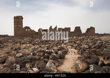 Ruines d'une église byzantine à Umm el-Jimal situé dans la région semi-aride de la Jordanie connu comme le sud du Hauran, à l'extrémité ouest du désert Badiya région. Banque D'Images