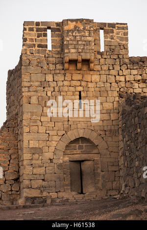 Ruines de Qasr al-Azraq construit par les Ayyoubides au 13ème siècle à l'aide de basalte taillée situé dans la province d'Irbid Gouvernorat dans le centre-est de la Jordanie Banque D'Images