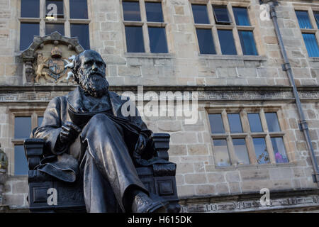 Statue de Charles Darwin à Shrewsbury Banque D'Images