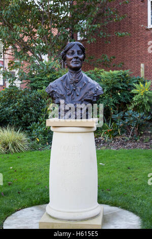 Statue de Mary Webb dans Shrewsbury Banque D'Images