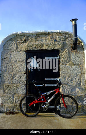 Vélo rouge et cabane de pêcheur à Portland Banque D'Images