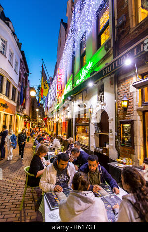 Restaurants, bars, cafés dans les rues de la vieille ville près de la Grand Place, de l'alimentation lane, Bruxelles, Belgique, Banque D'Images