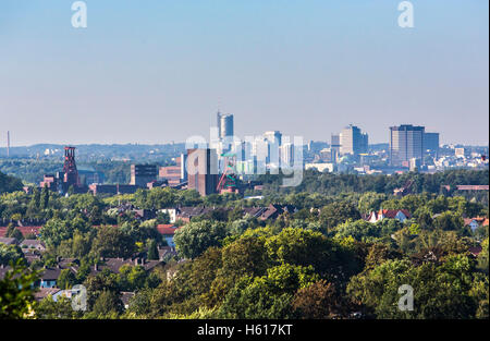 Skyline de Essen en Allemagne, devant la mine de charbon de Zollverein, l'héritage culturel mondial, derrière les gratte-ciel du centre-ville, Banque D'Images