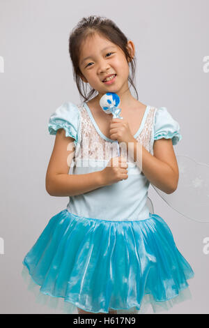 Dans l'enfant robe de ballet, isolé sur fond blanc. Banque D'Images