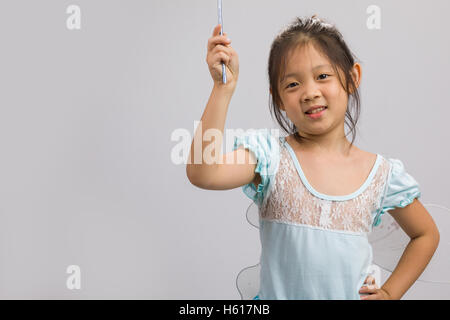 Dans l'enfant robe de ballet, isolé sur fond blanc. Banque D'Images