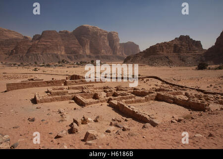 Ruines d'un 2000-year-old temple nabatéen, dédié à la divinité de latitude nord, près de village de Ram dans le Wadi Rum connu aussi sous le nom de la vallée de la lune, dans le sud de la Jordanie Banque D'Images