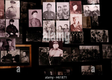 Des photographies de personnes tuées au cours de batailles avec l'Allemagne nazie lors d'une exposition dédiée à WW2 à l'intérieur de la Cité Nationale de l'histoire de l'Ukraine dans la seconde guerre mondiale a également appelé l'État ukrainien Musée de la Grande guerre patriotique, situé à la périphérie du tribunal de district Petchersky de Kiev, la capitale de l'Ukraine Banque D'Images