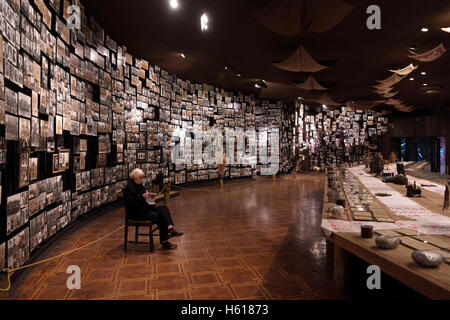 Des photographies de personnes tuées au cours de batailles avec l'Allemagne nazie lors d'une exposition dédiée à WW2 à l'intérieur de la Cité Nationale de l'histoire de l'Ukraine dans la seconde guerre mondiale a également appelé l'État ukrainien Musée de la Grande guerre patriotique, situé à la périphérie du tribunal de district Petchersky de Kiev, la capitale de l'Ukraine Banque D'Images