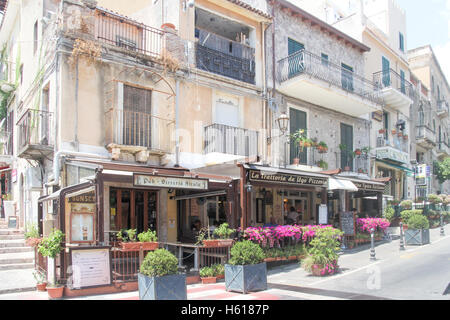 Bars et restaurants à Taormina, Sicile, Italie Banque D'Images